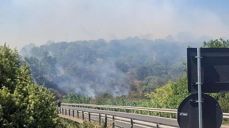 Sardegna, incendio a Orosei: evacuate case e un resort, chiusa per ore al traffico la Statale 125