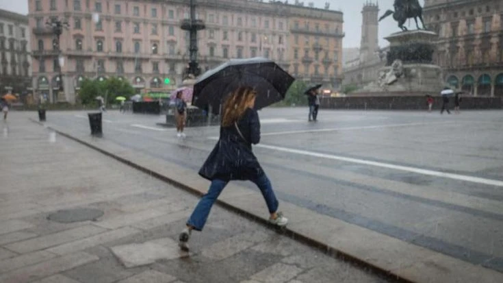 Maltempo, forti piogge su Milano e in Lombardia. A Como straripano i tombini sul lungolago