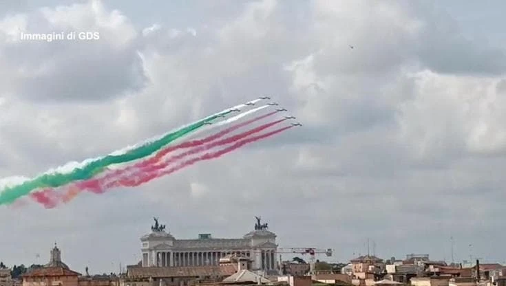 Le Frecce Tricolori sorvolano l'Altare della Patria per la Festa della Repubblica
