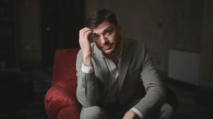 Mattia Olivieri, dal pop all’Opéra di Parigi: “Canto Figaro correndo su e giù per le scale”