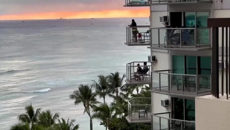 Allerta tsunami a Honolulu, i turisti scrutano l'oceano dai balconi dell'hotel
