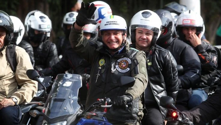 Brasile, migliaia senza mascherina al raduno motociclistico pro-Bolsonaro. Multato anche il presidente