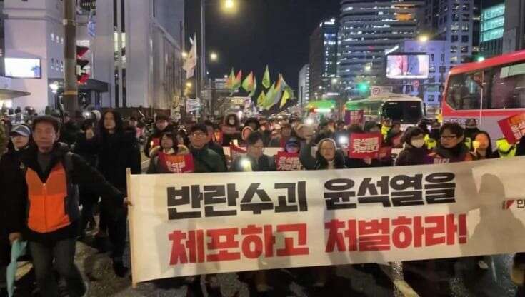 Corea del Sud, slogan e musica in piazza per chiedere le dimissioni del presidente