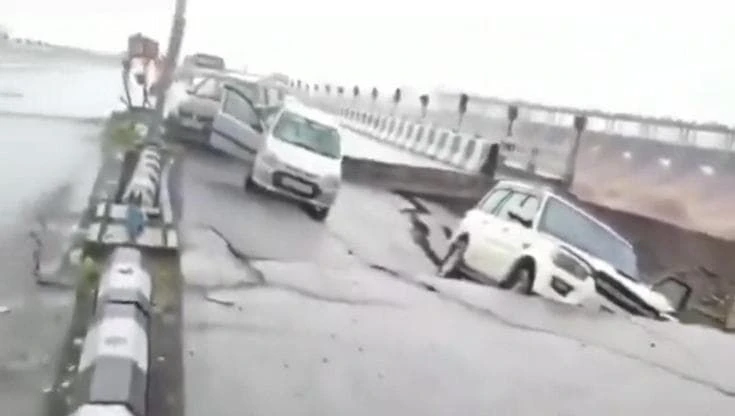 India flagellata da forti piogge, decine di auto intrappolate nel crollo di un ponte: il video
