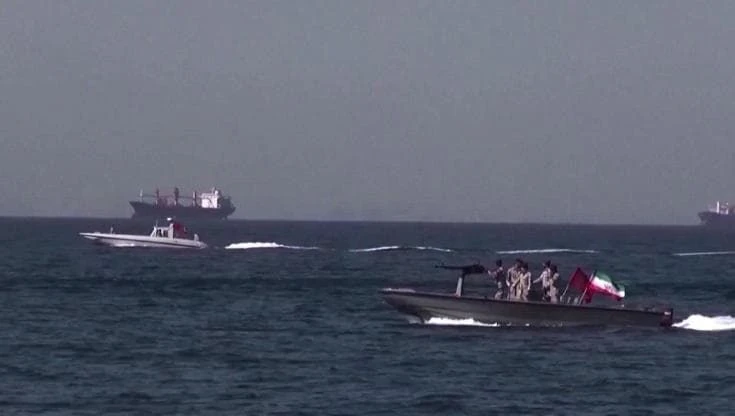 Hormuz, le immagini delle navi che attraversano lo stretto con la scorta dei pasdaran