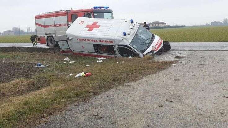 Ambulanza finisce fuori strada: muore la madre della paziente a bordo