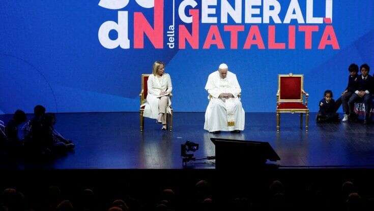 Giorgia Meloni vestita di bianco accanto al Papa: un errore di dress code?