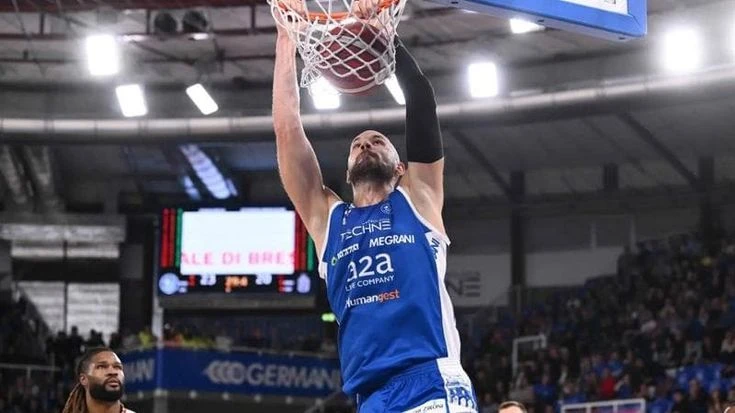 Basket, serie A: Brescia vince lo scontro diretto con Milano, Trapani passa a Napoli