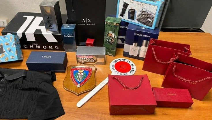 In un'ora shopping per 4mila euro con la carta di credito rubata in metropolitana a Milano: fermati due ragazzi