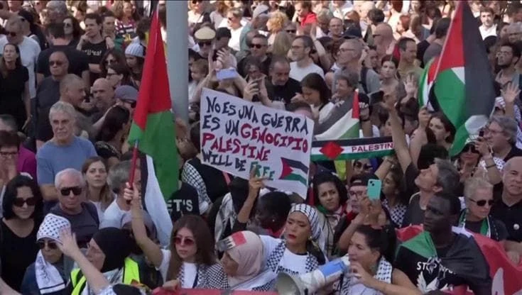Spagna, migliaia di manifestanti pro Pal sfilano nel centro di Barcellona