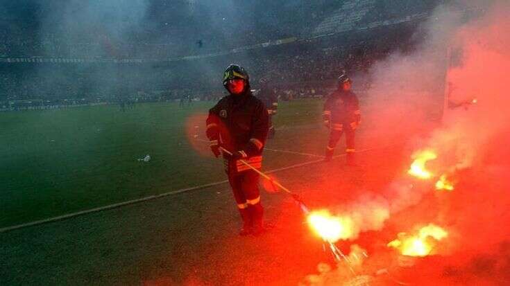 Fumogeni e bottigliate contro la polizia in corso Sempione, la festa di compleanno di un tifoso milanista finisce con arresti e denunce