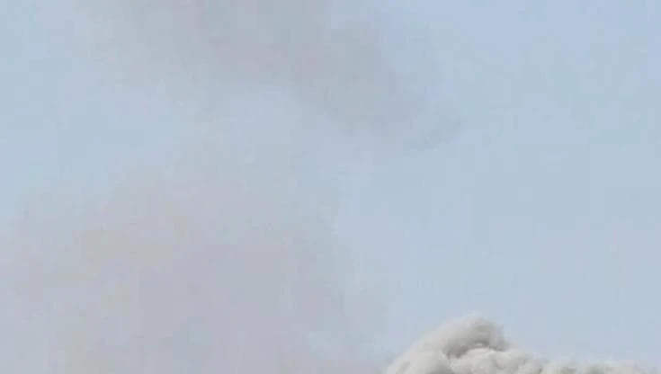 Israele-Iran, continuano i bombardamenti: centinaia fuggono in macchina da Teheran