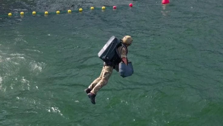 Soldati volanti: presentata la nuova Jet Suite che consente operazioni aeree ai militari