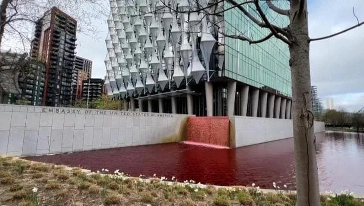 Londra, la protesta di Greenpeace: 