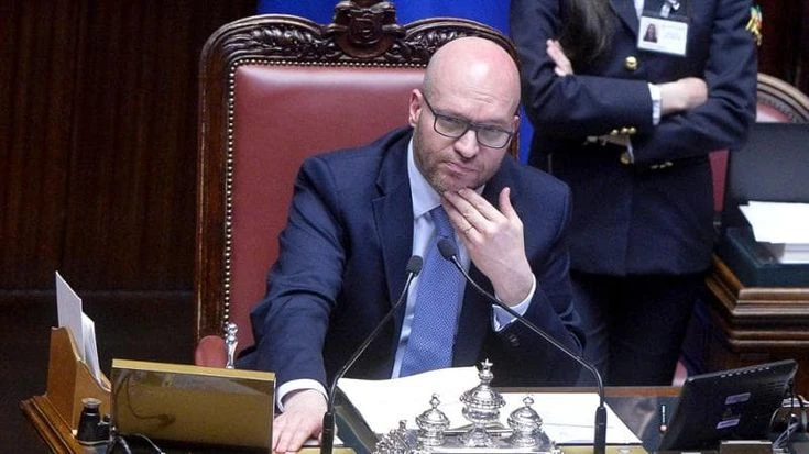 Fontana bacchetta i deputati: “Troppo brusio, basta disturbare in aula”