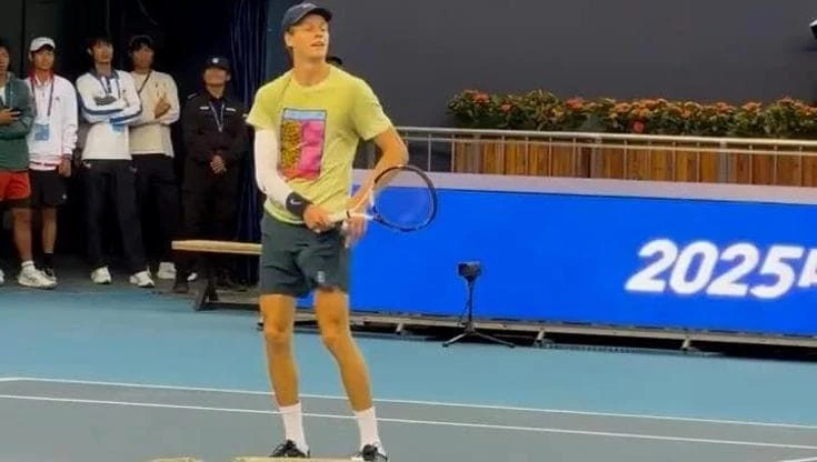 Il gioco di prestigio di Sinner a Pechino: fa sparire la palla in tasca e scatena gli applausi del pubblico