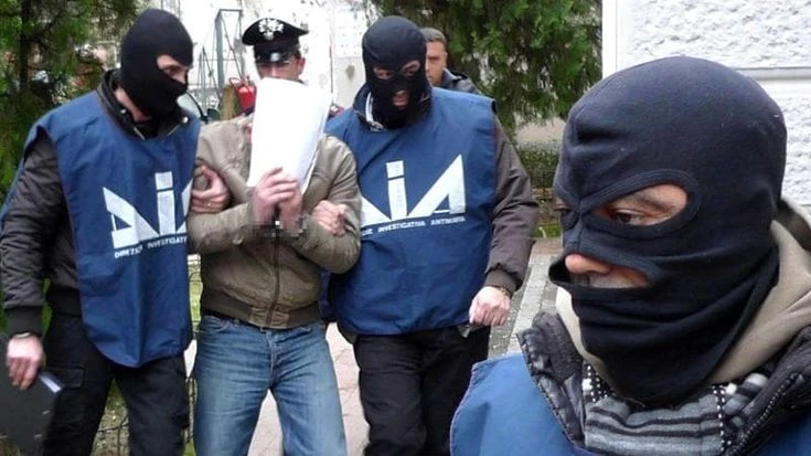 Dia, alleanza tra mafie per la gestione di armi e droga. Cellulari nelle carceri inviati con droni