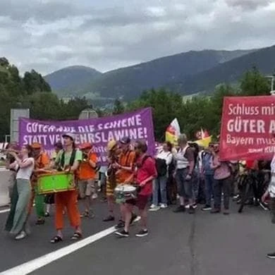 Brennero off limits per corteo, pochi disagi. Sabotata la ferrovia, si batte la pista ecoanarchica
