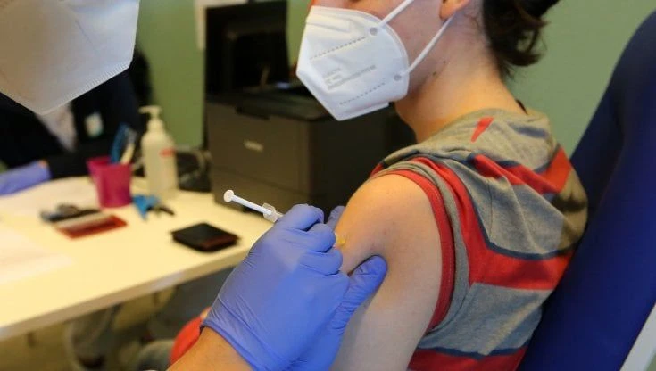 Covid-19, possibile mix di vaccini, ma la questione non è risolta