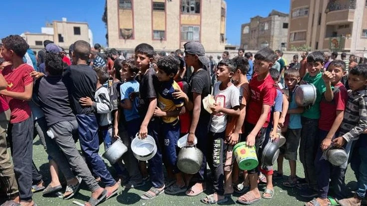 Gaza, spari sulla folla in coda per gli aiuti umanitari: 34 morti