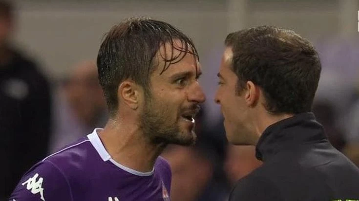 Rigore concesso e poi revocato alla Fiorentina contro il Lecce. Viola furibondi. Cosa è successo