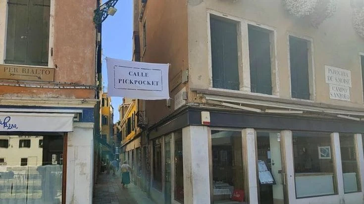 Venezia, la provocazione dei residenti: “Calle Pickpocket” contro i borseggi