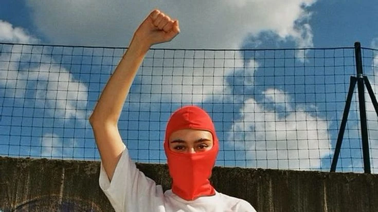 Trento, foto con la maglia delle Br: ragazza si dimette dal consiglio studentesco dell’università