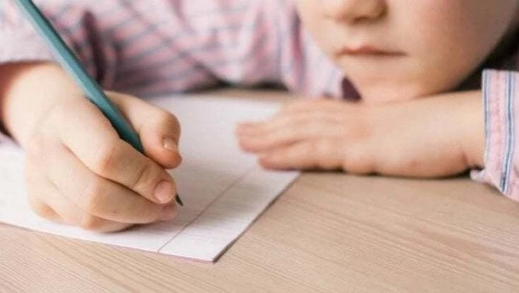 L'arte perduta del corsivo: ecco perché i bambini non sanno più scrivere a mano