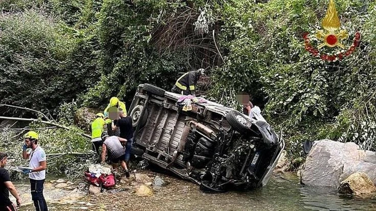 Pulmino per disabili finisce in un torrente a Vicenza: 8 feriti, due sono gravi