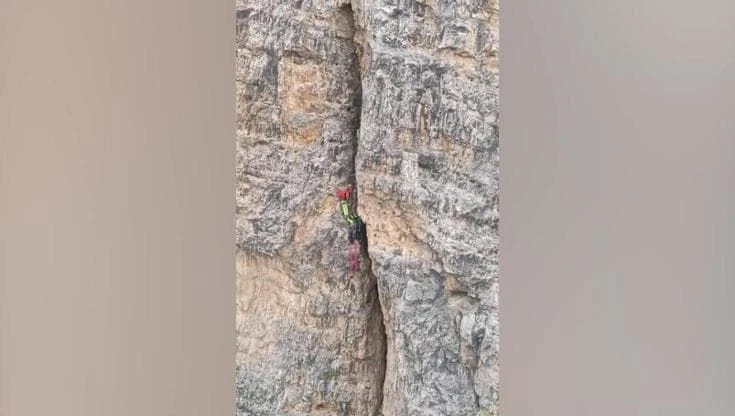 Tre alpinisti bloccati sulle Tofane: il momento clou del soccorso sulla parete a strapiombo