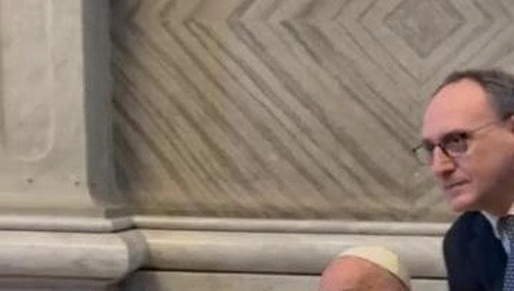Il Papa a sorpresa entra nella basilica di San Pietro per la veglia pasquale
