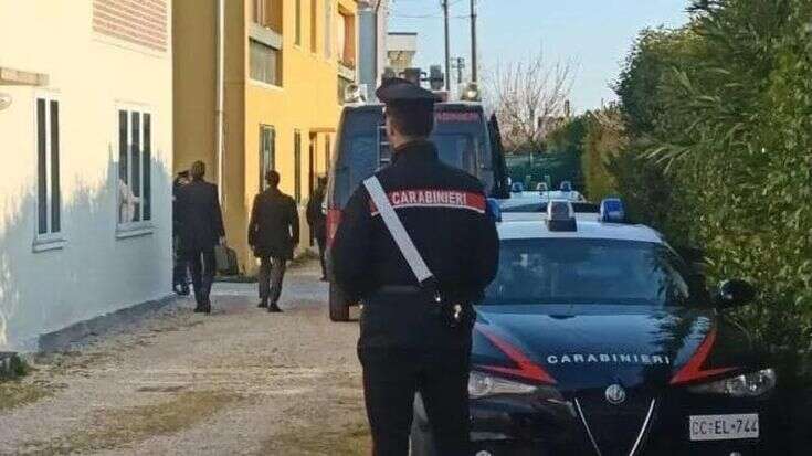 Padova, nascosto nell’armadio circondato da bottiglie di profumo: trovato il corpo di un’ottantenne