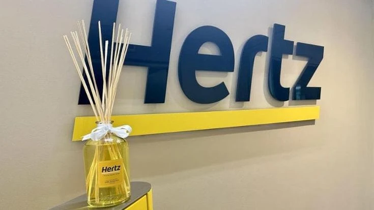 Hertz festeggia i 65 anni con un profumo esclusivo. In flotta Ypsilon Cassina e Maserati Grecale