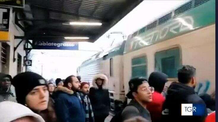 Mattinata nera per i pendolari della Milano-Mortara, rallentamenti e cancellazioni: contusa una capotreno