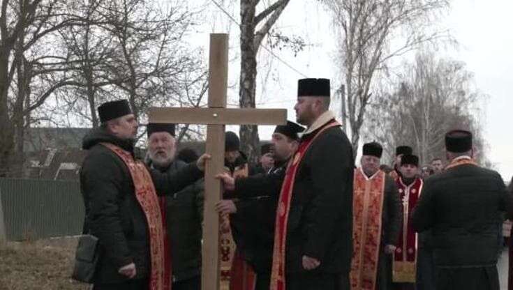 Ucraina, a Bucha la processione per ricordare il massacro compiuto dai russi