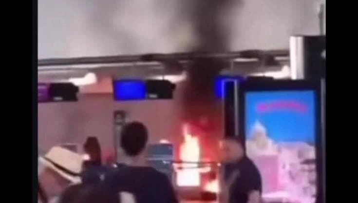 Panico a Malpensa: uomo appicca il fuoco al Terminal 1 e prende a martellate il banco del check-in