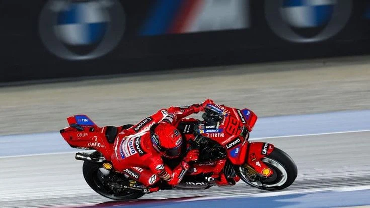 MotoGp, in Qatar Marc Marquez torna a imporre la sua legge. Secondo Vinales, podio per Bagnaia