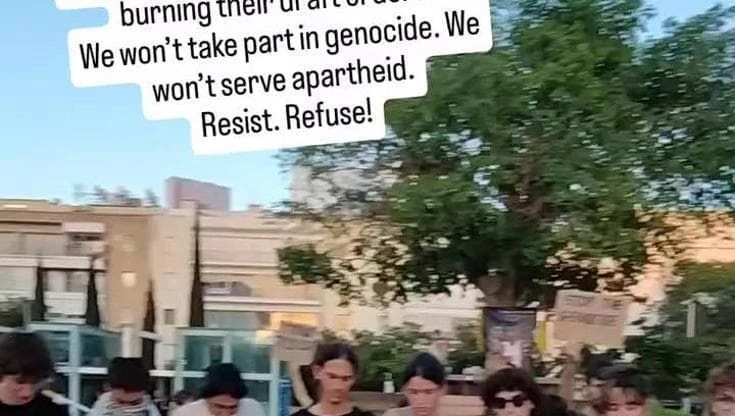 Tel Aviv. Ragazzi israeliani bruciano gli ordini di leva militare: 