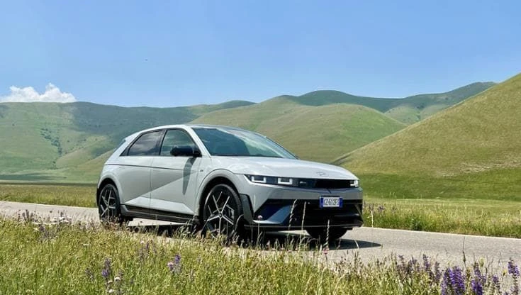 La scossa Ioniq 5, da Roma al Conero a tutto elettrico