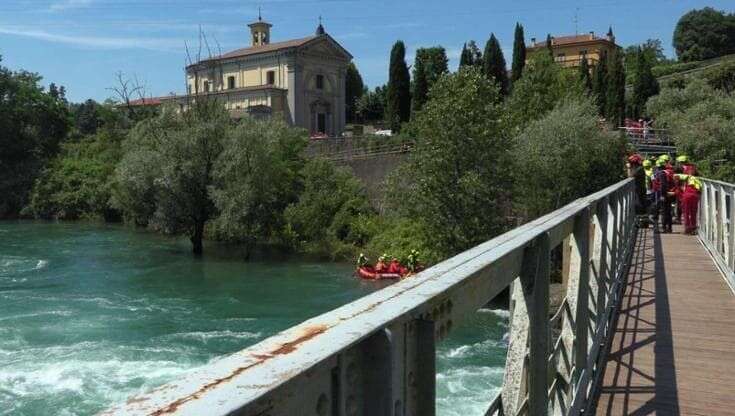 Operaio cade in acqua mentre lavora alla diga sull'Adda: disperso. Le immagini delle ricerche