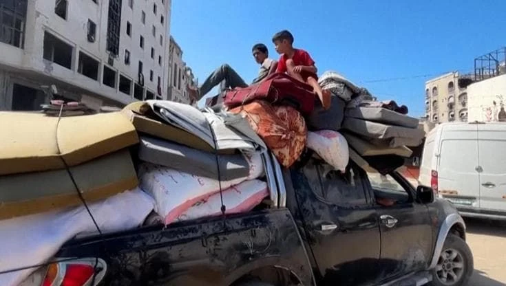 In macchina, moto, in camion con tutta una vita nei bagagli: il drammatico esodo da Gaza city