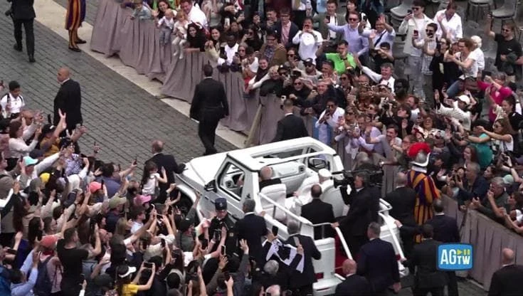 Bagno di folla per Papa Francesco: la papamobile tra i fedeli in San Pietro vista dall'alto