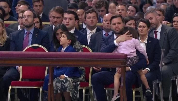 J.D. Vance partecipa con la famiglia alla funzione del Venerdi Santo a San Pietro