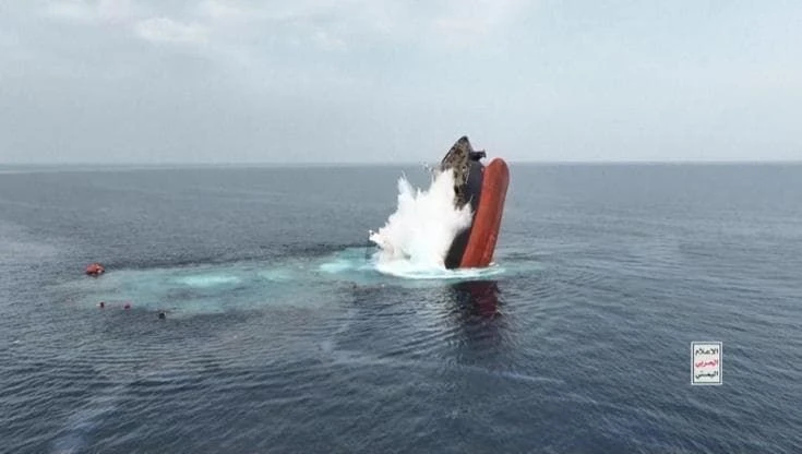 Mar Rosso, gli Houthi affondano un'altra nave cargo: ecco come si inabissa l'Eternity C