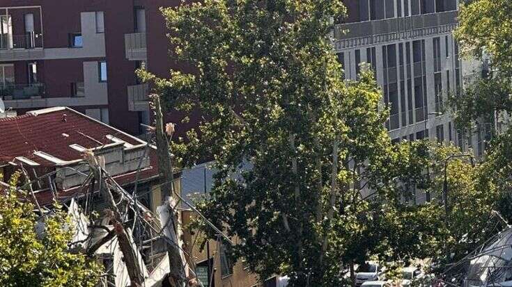 Strade chiuse, impalcature crollate, alberi abbattuti e rami ovunque: viaggio per immagini nella Milano sconvolta dal temporale