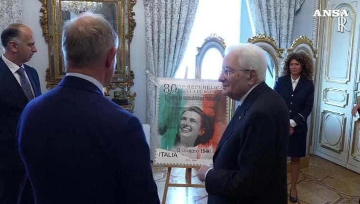 80 anni della Repubblica, presentato a Mattarella il francobollo commemorativo