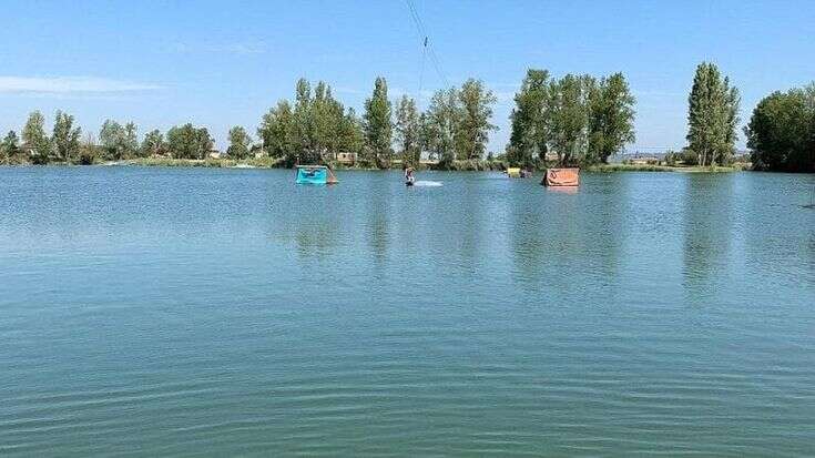 Picchia la testa e finisce sott’acqua mentre fa wakeboard, in gravi condizioni una 37enne a Dello