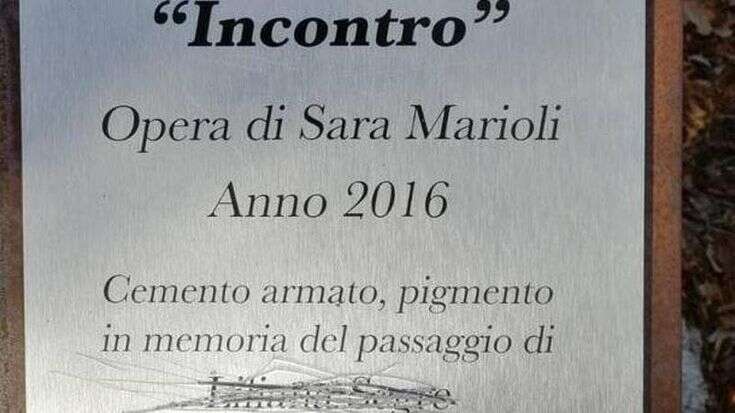 Vandalizzata la targa dedicata a Liliana Segre a Saltrio, in provincia di Varese. Il sindaco: “Un gesto da imbecilli”