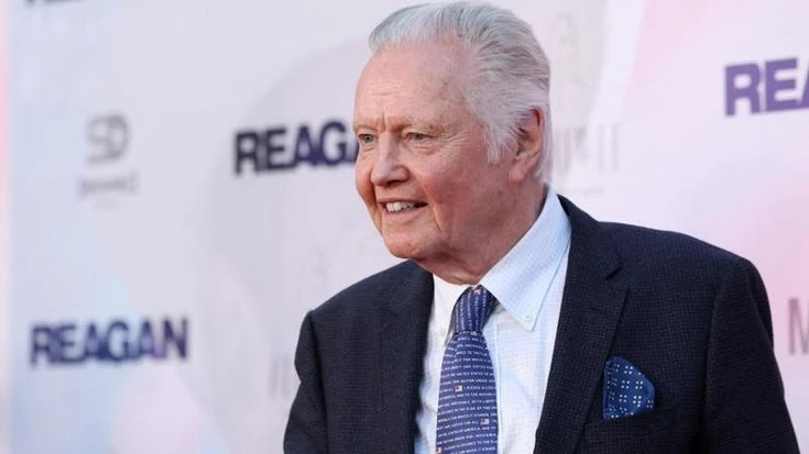 Jon Voight, l’attore sul viale del tramonto ora difende Trump: “Lui si preoccupa per Hollywood”