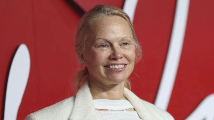 Pamela Anderson sul red carpet senza trucco: “Vado controcorrente. Rido di me guardandomi allo specchio”